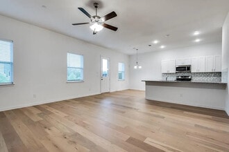 Room in Townhome on Bethlehem St in Irving, TX - Building Photo - Building Photo