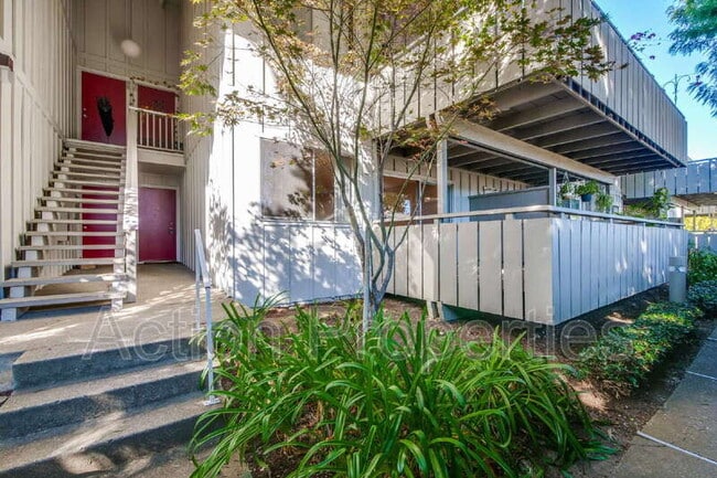 255 S Rengstorff Ave in Mountain View, CA - Building Photo - Building Photo