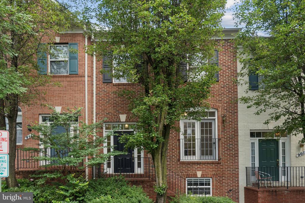 909 Crestfield Dr in Rockville, MD - Building Photo