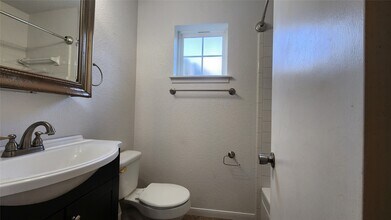 223 Sycamore Dr in Highlands, TX - Foto de edificio - Building Photo