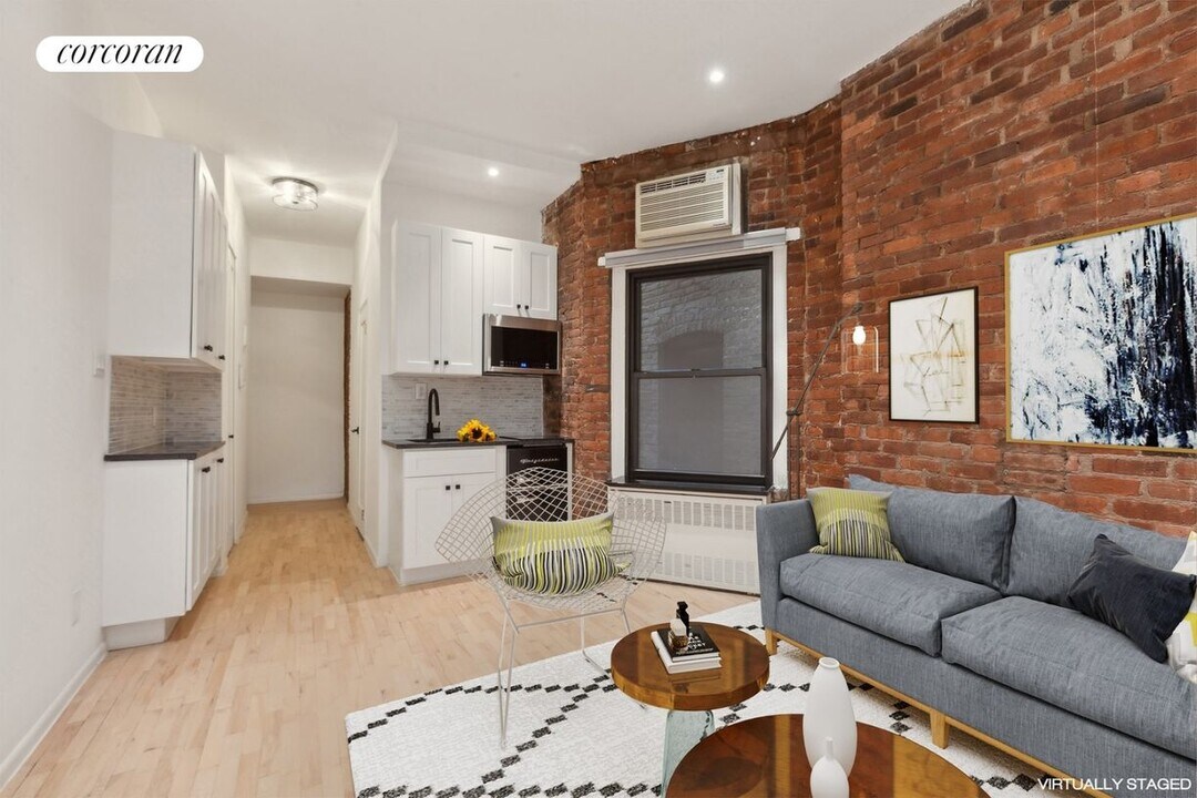 77 Perry St in New York, NY - Building Photo