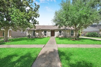 1726 Ashford Hollow Ln in Houston, TX - Foto de edificio - Building Photo