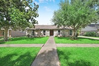 1726 Ashford Hollow Ln in Houston, TX - Building Photo - Building Photo