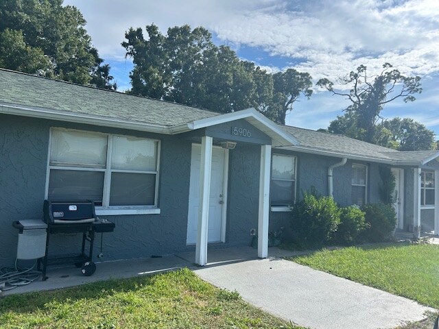 5906 Siesta Ln in Port Richey, FL - Foto de edificio