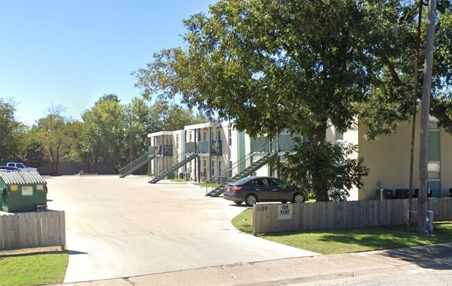 property at 1109 E North St