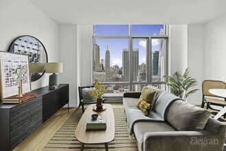 18 W 48th St in New York, NY - Building Photo - Building Photo