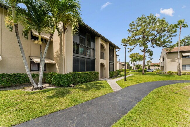 536 Shady Pine Way in Greenacres, FL - Building Photo - Building Photo