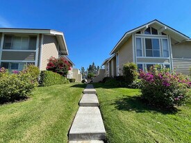 107 Oval Rd in Irvine, CA - Building Photo