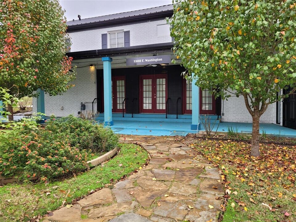 1308 E Washington Ave, Unit 3 in Navasota, TX - Building Photo
