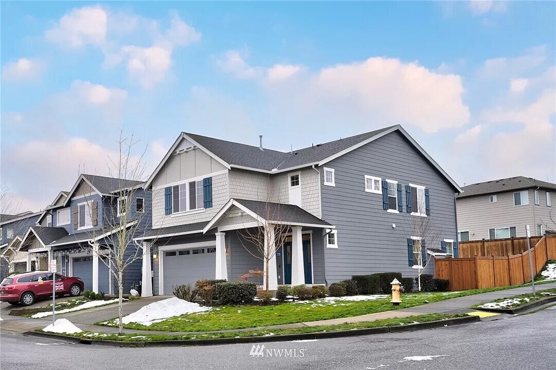 739 Brookstone St in Mount Vernon, WA - Foto de edificio
