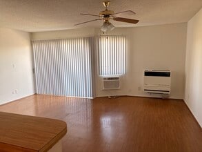 6827 Whitsett Ave in North Hollywood, CA - Foto de edificio - Building Photo