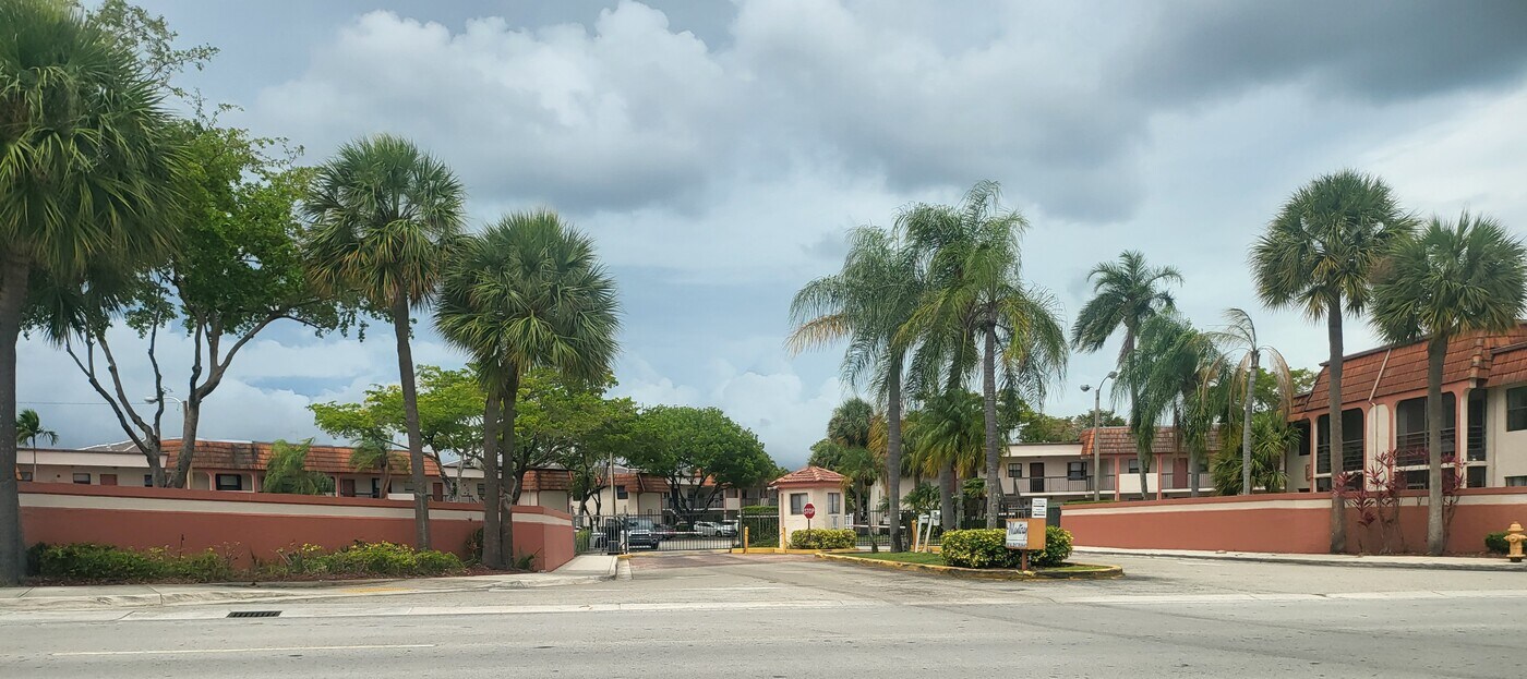 20805 NE 8th Ct in Miami, FL - Building Photo