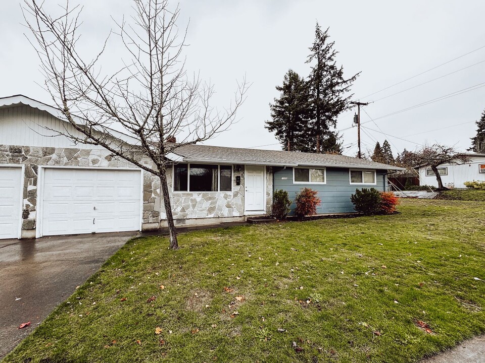 1085-1095 W 22nd Ave in Eugene, OR - Building Photo