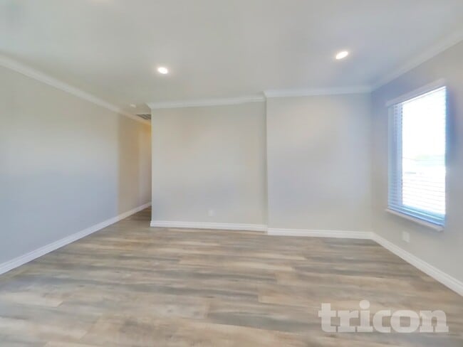 16347 Solvang Ave in Victorville, CA - Foto de edificio - Building Photo