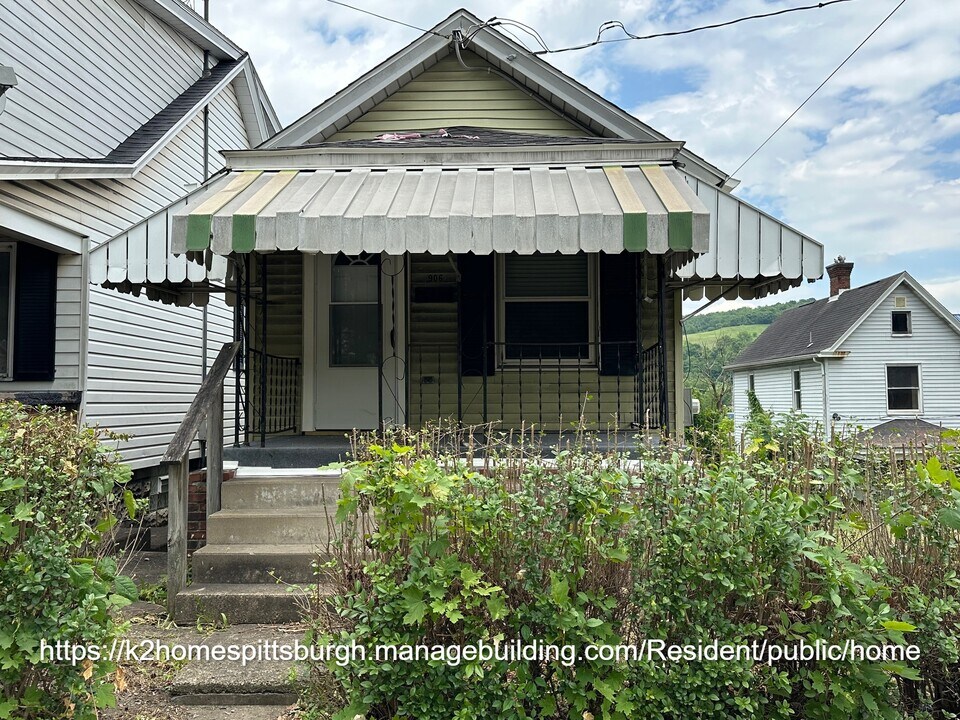 906 Meldon Ave in Donora, PA - Building Photo