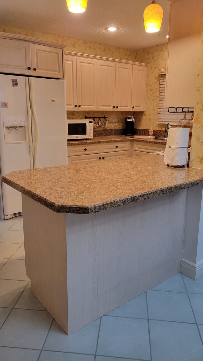 1426 Park Shore Cir, Unit 1 in Ft. Myers, FL - Foto de edificio - Building Photo