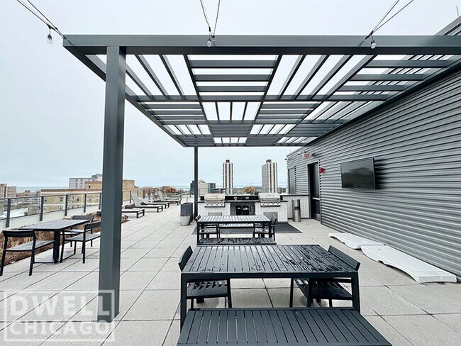 4539 N Sheridan Rd, Unit PH1201 in Chicago, IL - Building Photo - Building Photo
