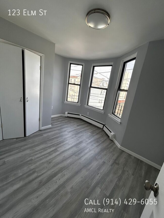 123 Elm St in Yonkers, NY - Building Photo - Building Photo