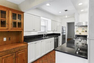 9803 Windledge Dr in Dallas, TX - Foto de edificio - Building Photo