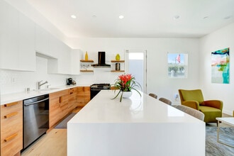 23354 Burbank Blvd in Los Angeles, CA - Building Photo - Building Photo