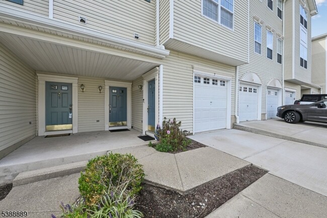 7 Wildflower Ln in Morristown, NJ - Building Photo - Building Photo