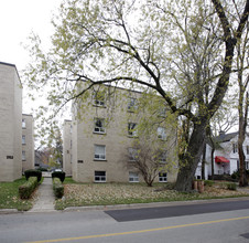 Park Manor Apartments in Oakville, ON - Building Photo - Building Photo