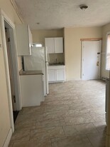 107 Heath St, Unit 2 Apartamentos