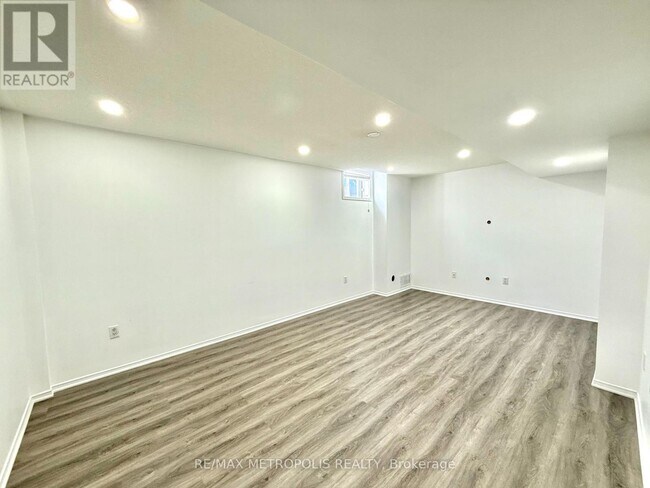 72 Loughlin Hill Crescent in Ajax, ON - Building Photo - Building Photo
