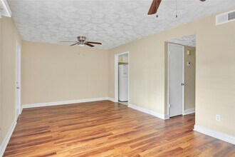 9052 Wilcrest Dr in Houston, TX - Building Photo - Building Photo