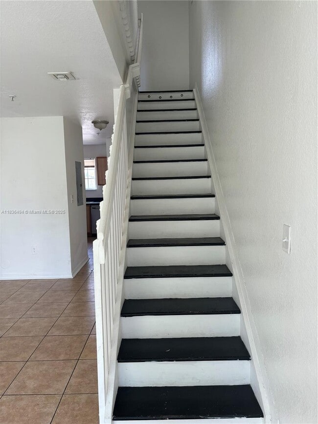 2050 NE 167th St in North Miami Beach, FL - Building Photo - Building Photo