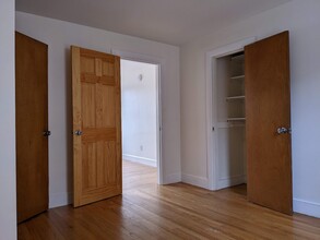 387 bridgton rd, Unit Apt 2 in Westbrook, ME - Building Photo - Building Photo