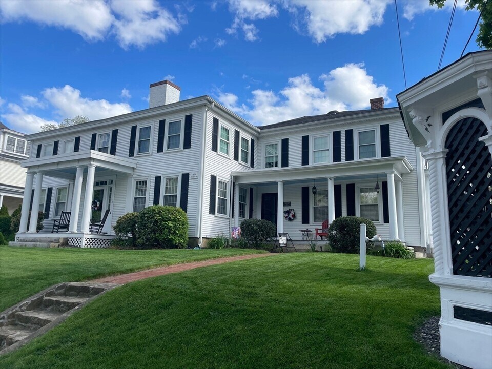 112 Main St in Upton, MA - Building Photo