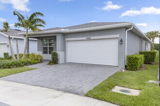 10646 Hensley St in Port St. Lucie, FL - Foto de edificio - Building Photo
