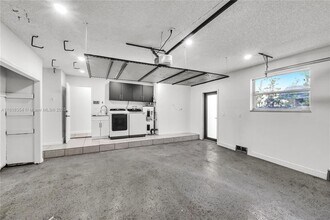 8482 NW 166th Terrace in Hialeah, FL - Foto de edificio - Building Photo