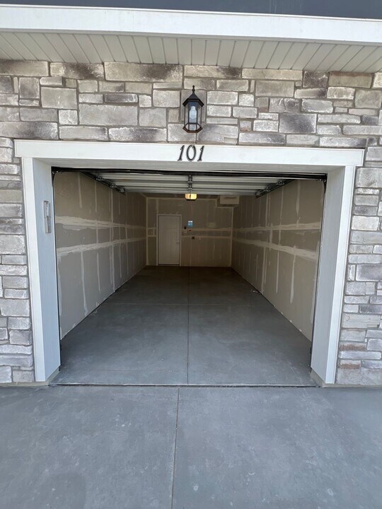 13688 S Hanley Ln in Riverton, UT - Building Photo