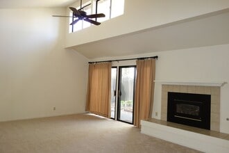 105 Almond Dr in Winters, CA - Building Photo - Building Photo