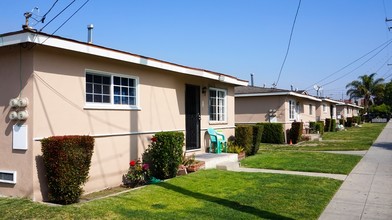 Florburn Square Apartments in Bell, CA - Building Photo - Building Photo