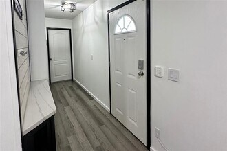 1601 E Slaughter Ln in Austin, TX - Building Photo - Building Photo