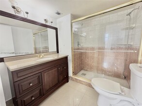 3150 W Rolling Hills Cir, Unit 307 in Davie, FL - Building Photo - Building Photo
