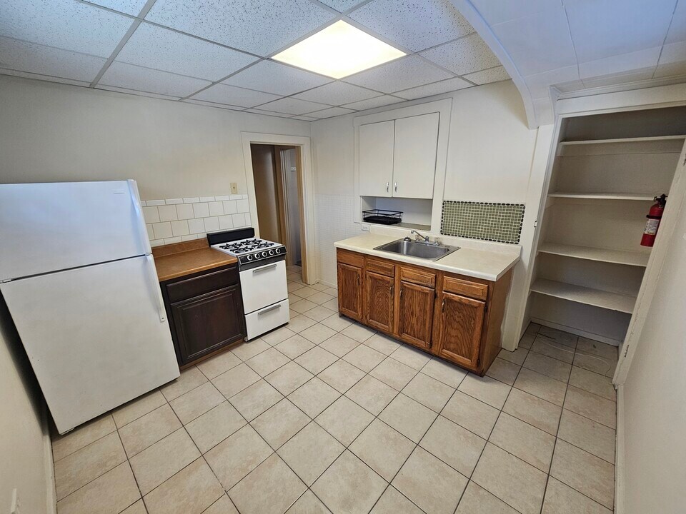 524 Orchard Ave, Unit apt 2 in Bellevue, PA - Building Photo