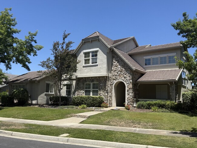 855 Old Oak Rd