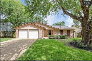19334 Wood Village Ln in Houston, TX - Building Photo