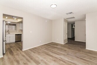 1418 S Gecko Rd in Tucson, AZ - Building Photo - Building Photo