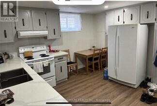 3179 Golden Orchard Dr in Mississauga, ON - Building Photo - Building Photo