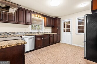 816 Valley Creek Dr in Stone Mountain, GA - Building Photo - Building Photo