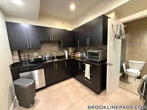 1203 Beacon St, Unit 6 in Brookline, MA - Foto de edificio - Building Photo