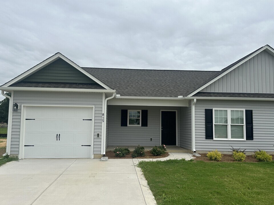 815 Middleton Rd in Dunn, NC - Building Photo