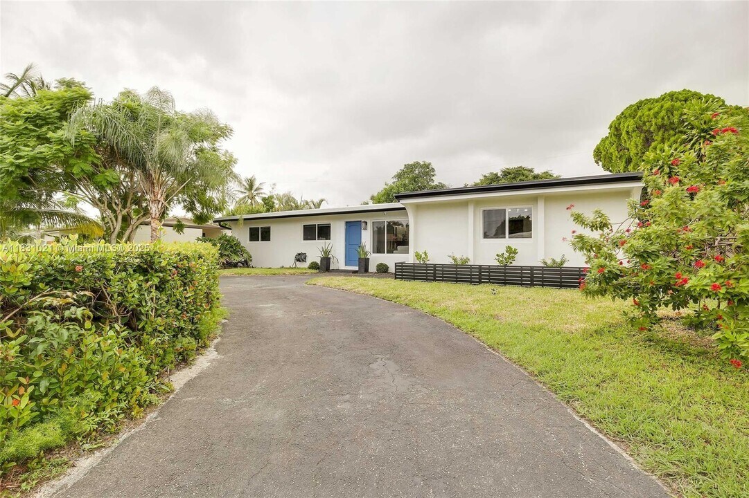 1321 NE 26th Terrace in Pompano Beach, FL - Foto de edificio