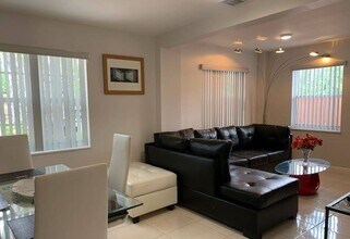 372 NE 162nd St, Unit 1 in Miami, FL - Building Photo - Building Photo