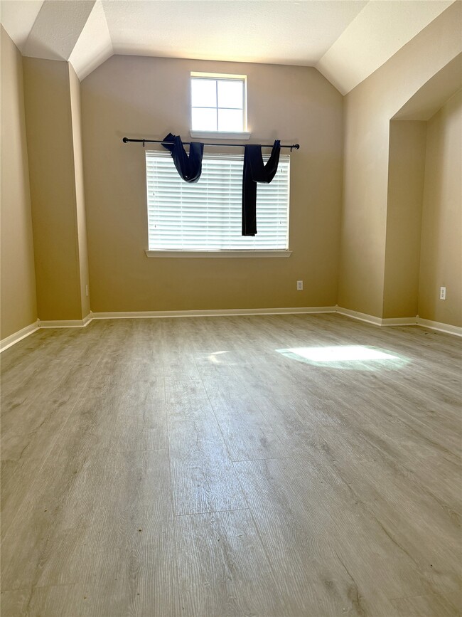 property at 3305 Knollcrest Ln